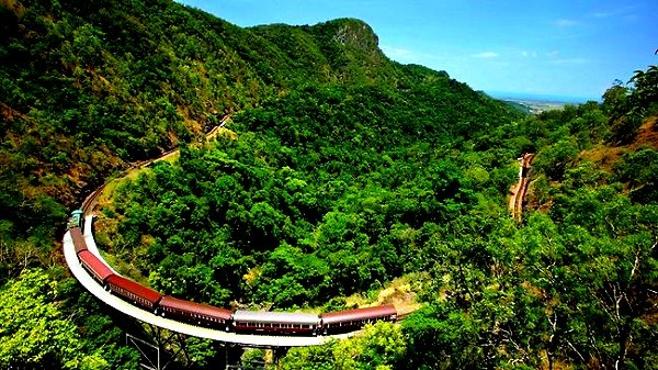 Tuyến đường sắt Kuranda: Xuyên qua rừng quốc gia Kuranda, du khách trên tàu có thể nhìn thấy rất nhiều phong cảnh hùng vĩ như rừng nhiệt đới, thác nước chảy… Tuy nhiên, đi kèm với nó cũng là những nguy hiểm khó lường.
